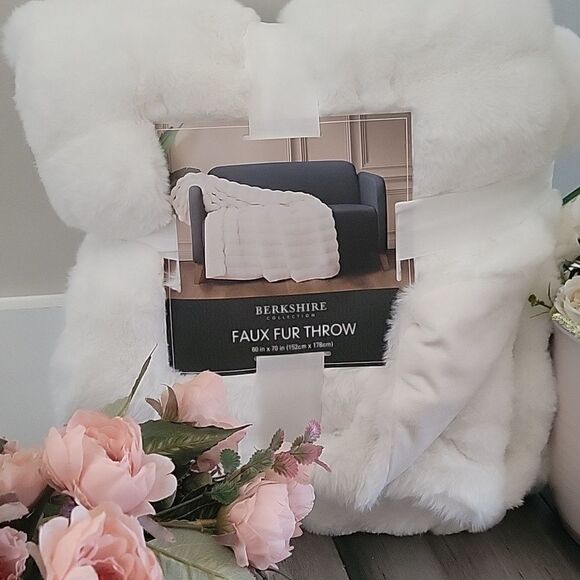 Berkshire collection Faux Fur Throw 60×70 - Picture 2 of 3